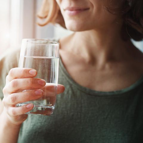 Frau mit Wasser: 5 Gründe, warum Sie morgens als Erstes ein Glas Wasser trinken sollten