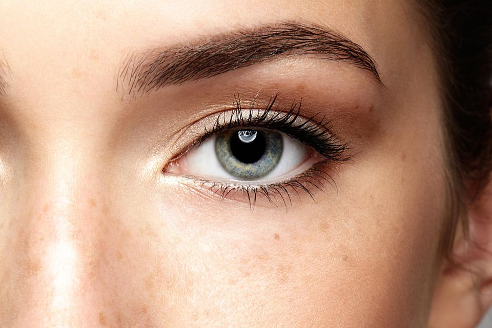 Augen größer schminken: Nahaufnahme eines Frauengesichts
