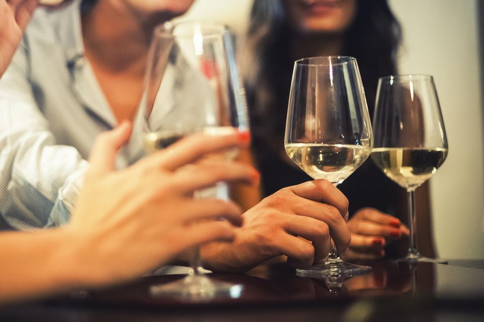 Freunde trinken Wein: Das richtet ein Gramm Alkohol pro Tag im Gehirn an