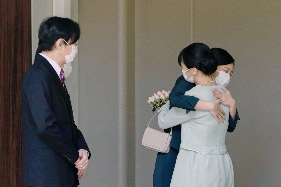 Ein Bild, das um die Welt ging: Prinzessin Kako (li.) umarmt ihre Schwester Mako innig vor der Familienresidenz im Tokioter Stadtteil Minato, wenige Minuten vor der Hochzeit mit Kei Komuro am 26. Oktober 2021.
