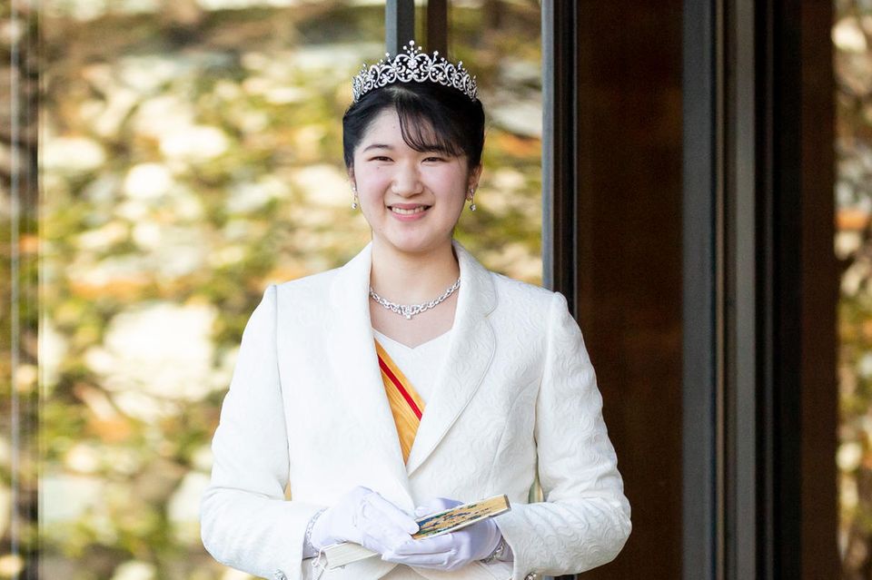 Prinzessin Aiko von Japan begrüßt am 5. Dezember 2021 Medienvertreter:innen anlässlich ihrer Volljährigkeit im Kaiserpalast in Tokio.