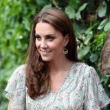 Bevor Kate Prinz William das Ja-Wort gab, versuchte sie sich in der Welt der Fotografie. Bis heute liebt sie es hinter der Linse, doch auch davor sieht sie immer wieder umwerfend aus, hier in einem luftigen, gemusterten Kleid.