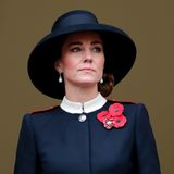 Zum alljährlichen Remembrance-Tag hat sich Catherine 2021 ein Look-Vorbild genommen: Lady Diana trug 1992 einen sehr ähnlichen Hut. Ihre dunkle Jacke im Military Style von Alexander McQueen trug sie bereits drei Jahre zuvor.