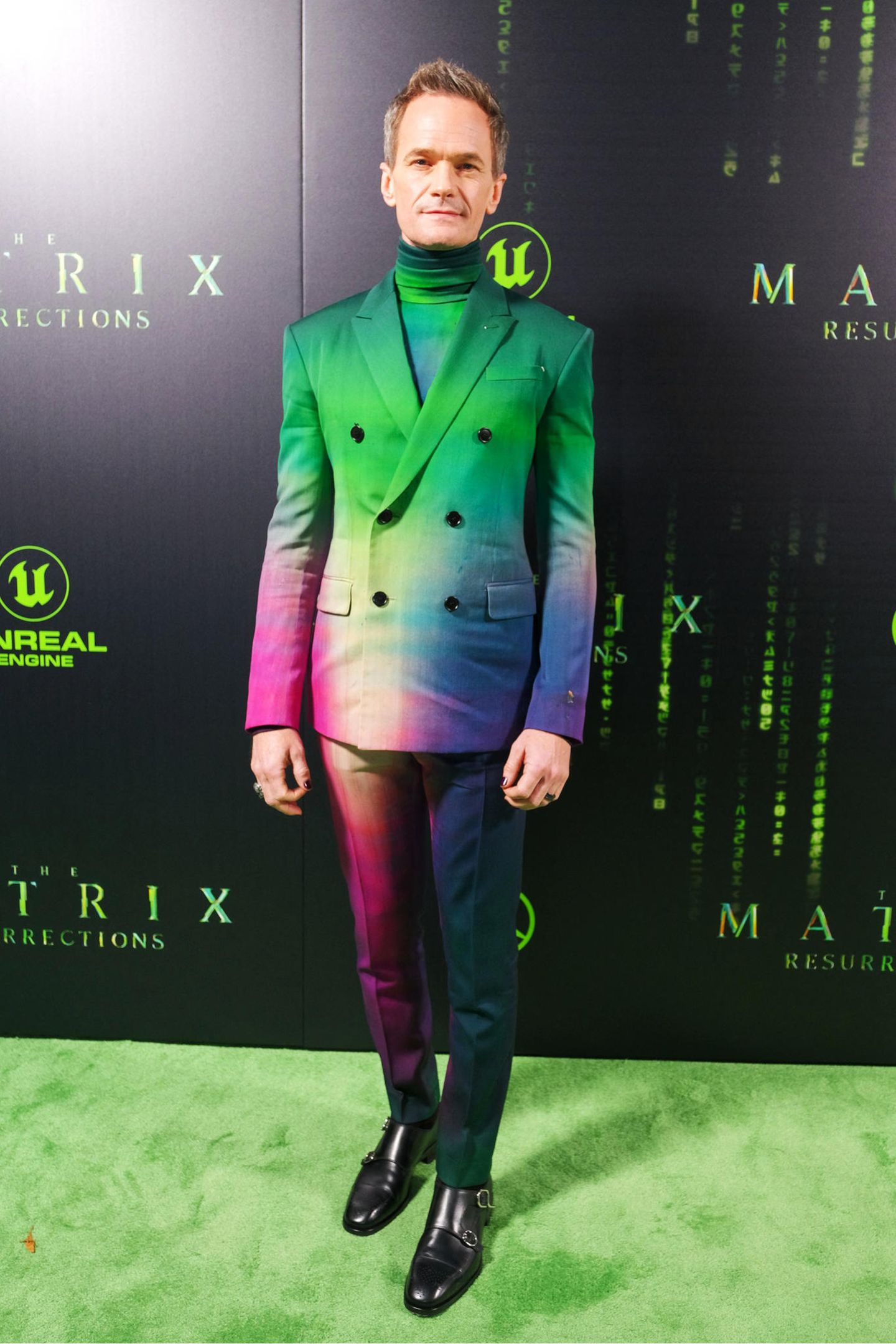 Neil Patrick Harris zeigt sich in seinem farblich changierenden Zweireiher ebenfalls in einem ganz besonders passenden "Matrix"-Look.