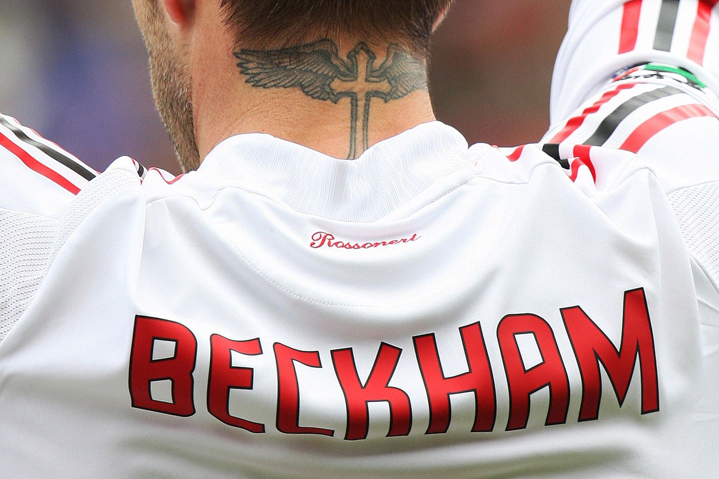 Bereits 2004 trägt David Beckham das Tattoo mit dem gotischen Kreuz und den damit verbundenen Flügeln. Das religiöse Symbol soll einen besonderen Schutzcharakter haben.