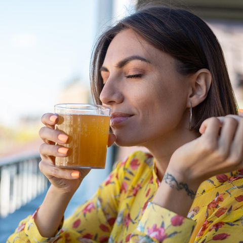 Kombucha-Rezepte: Frau nippt am Kombucha