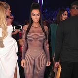 2018 trug niemand geringeres als Kanye Wests Exfrau Kim Kardashian genau dieses Kleid zu den People's Choice Awards. Anders als Julia trägt Kim dazu weiße Boots und einen hohen Pferdeschwanz. Während in den Medien heiß diskutiert wird, welcher Dame das Design besser steht, steht eine Sache jedoch fest: Die beiden Frauen teilen nicht nur den gleichen Männergeschmack.