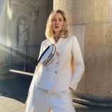 Auch Model Mandy Bork setzt auf die "Hobo Bag". Zum eleganten Powersuit in weiß wirkt die sportliche Tasche wie ein cooler Stilbruch.