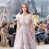 Ein Model trägt ein Tüllkleid auf der Fashionshow von Alexander McQueen in London