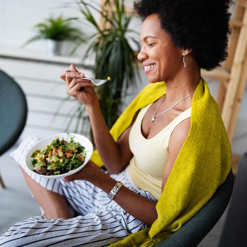 Frau isst Salat | Selbstheilungskräfte: Diese 6 Lebensmittel unterstützen Ihren Körper bei der Heilung