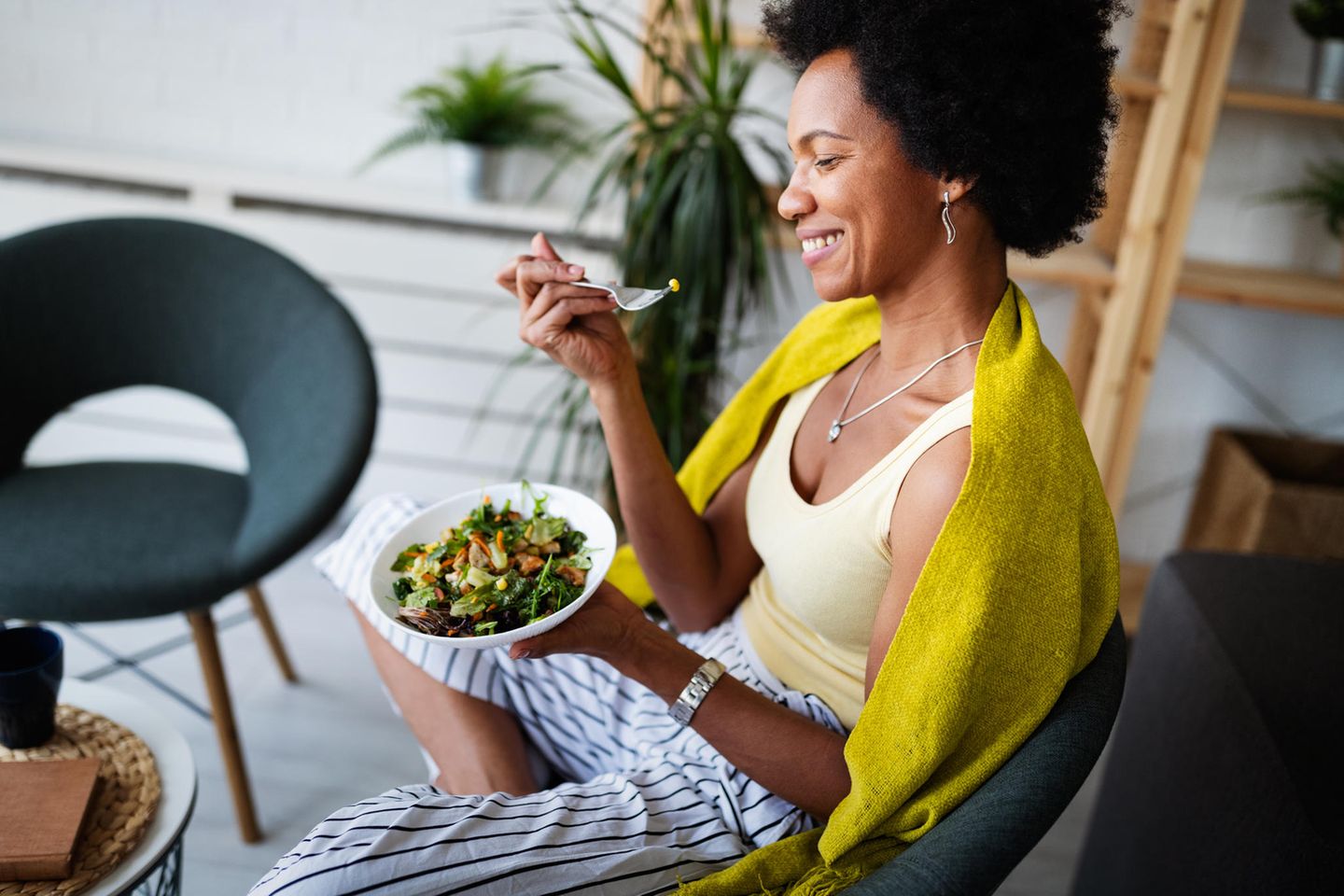 Frau isst Salat | Selbstheilungskräfte: Diese 6 Lebensmittel unterstützen Ihren Körper bei der Heilung