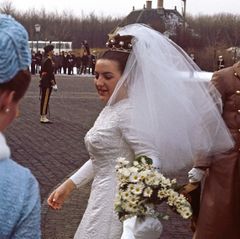 Von Nahem kann man nicht nur den so passenden Brautstrauß aus Margeriten und die aufwendigen Stickereien auf ihrem Kleid besser sehen, sondern auch die Pearl Button Tiara, die Prinzessin Margriet trägt, und die ist ein heißgeliebtes Schmuckstück aus der royalen Schatzkammer der Niederländer: Königin Beatrix trug sie 1980 bei ihrer Krönung und Königin Máxima strahlte mit dem Diadem bei ihrer Hochzeit im Februar 2002 noch schöner, allerdings mit der Sternen-Varianten, die Perlenknöpfe sind nämlich austauschbar.