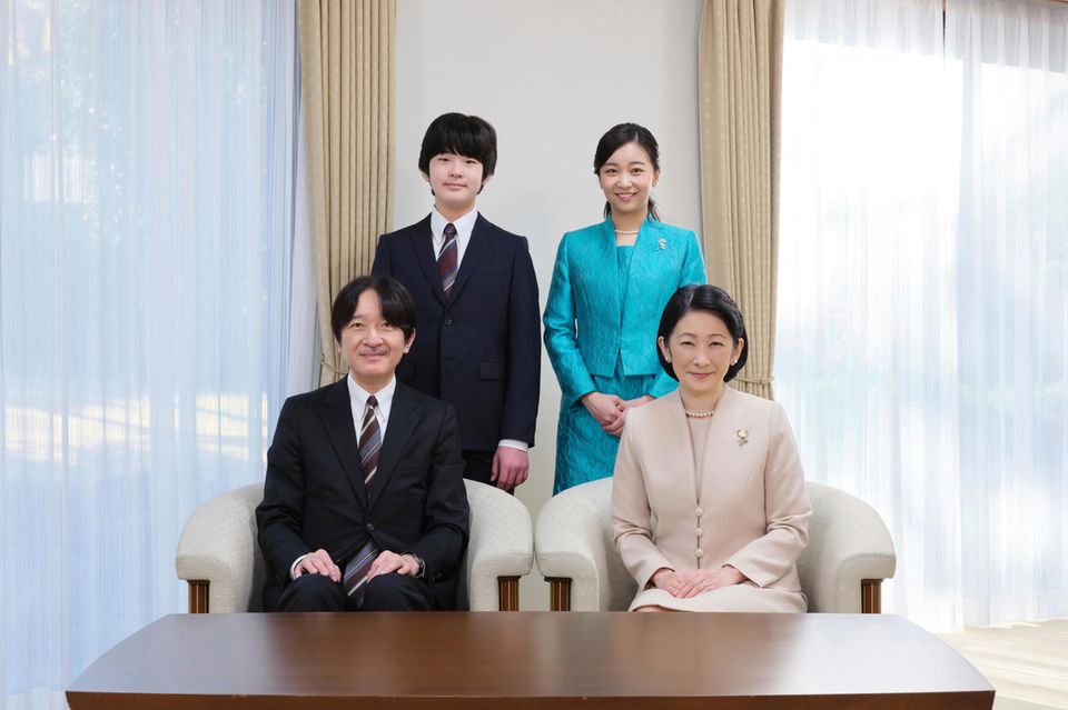 Japans Kronprinz Akishino (vorne links), Kronprinzessin Kiko (vorne rechts) und ihre Kinder Prinzessin Kako und Prinz Hisahito posieren am 11. Dezember 2021 in ihrer Residenz in Tokio für ein neues Familienporträt.