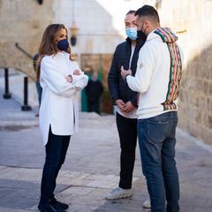 Königin Rania besucht die Stadt Salt in Jordanien. Für die Tour setzt sie auf ein schlichtes Outfit bestehend aus weißer Bluse und enger Jeans. Doch der auf den ersten Blick so entspannte Look ist alles andere als bodenständig! Bei ihren Sneakern handelt es sich nämlich um keine normalen Sportschuhe, sondern um ein Modell von Christian Dior, das rund 890 Euro kostet.