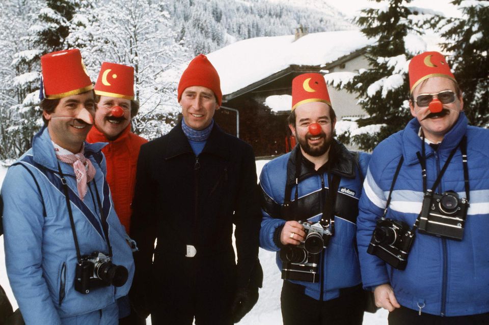 Prinz Charles mit einigen Fotografen, die er zuvor durch eine skurrile Maskerade täuschen wollte. (1980 Klosters, Schweiz)