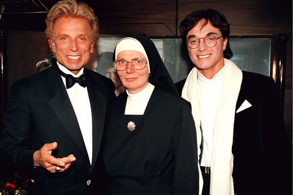 Siegfried Fischbacher : Siegfried Fischbacher, Schwester Dolore und Roy Horn im Jahr 1997 Siegfried Fischbacher, Schwester Dolore und Roy Horn im Jahr 1997