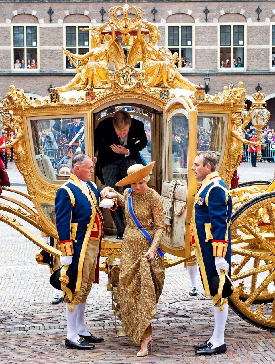 König Willem-Alexander und Königin Maxima steigen am Prinsjesdag 2013 aus der goldenen Kutsche.