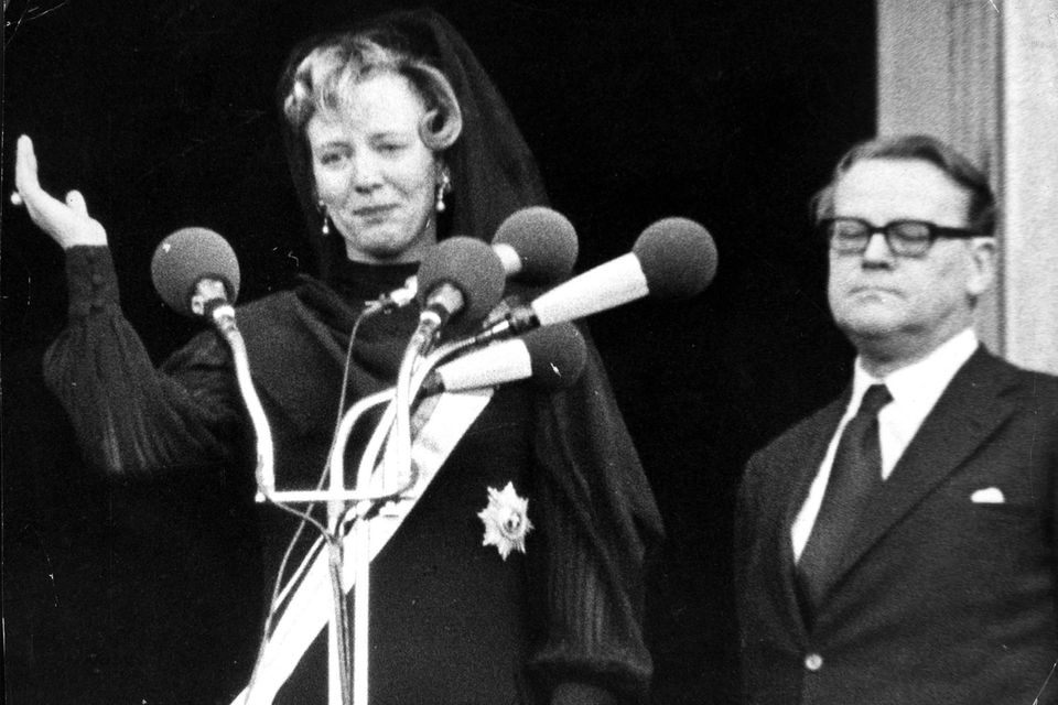 Königin Margrethe: Königin Margrethe am 15. Januar 1972, während ihrer ersten Rede als Königin. Ein trauriger Tag, der in die Geschichtsbücher einging. Königin Margrethe am 15. Januar 1972, während ihrer ersten Rede als Königin. Ein trauriger Tag, der in die Geschichtsbücher einging.
