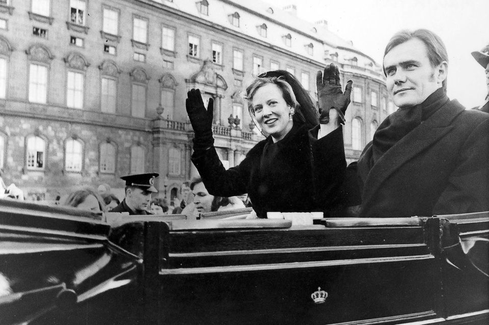 Königin Margrethe: Königin Margrethe mit ihrem verstorbenen Ehemann Henrik während der Kutschfahrt nach ihrer Krönung am 15. Januar 1972. Königin Margrethe mit ihrem verstorbenen Ehemann Henrik während der Kutschfahrt nach ihrer Krönung am 15. Januar 1972.