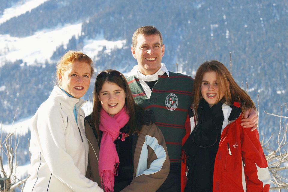 Sarah Ferguson, Prinzessin Eugenie, Prinz Andrew und Prinzessin Beatrice im February 2003 in Verbier, in der Schweiz