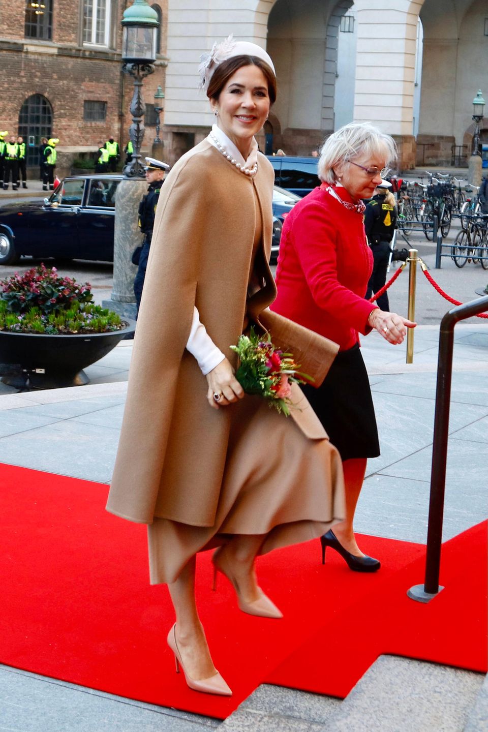 Prinzessin Mary hat für den Festakt im dänischen Parlament im Rahmen der Feierlichkeiten zum 50. Thronjubiläum von Königin Margrethe ein neues Kleid gekauft. Es ist das figurschmeichelnde Seymore-Dress von Gabriela Hearst, zu dem sie beigefarbene Pumps von Prada kombiniert. Gegen die Kälte trägt sie ein stylisches Cape im gleichen Farbton wie das Kleid. 