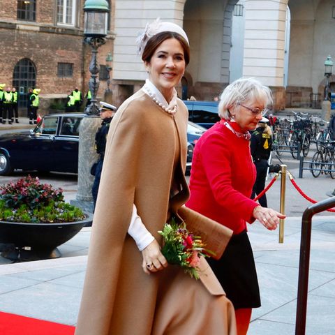 Prinzessin Mary hat für den Festakt im dänischen Parlament im Rahmen der Feierlichkeiten zum 50. Thronjubiläum von Königin Margrethe ein neues Kleid gekauft. Es ist das figurschmeichelnde Seymore-Dress von Gabriela Hearst, zu dem sie beigefarbene Pumps von Prada kombiniert. Gegen die Kälte trägt sie ein stylisches Cape im gleichen Farbton wie das Kleid. 