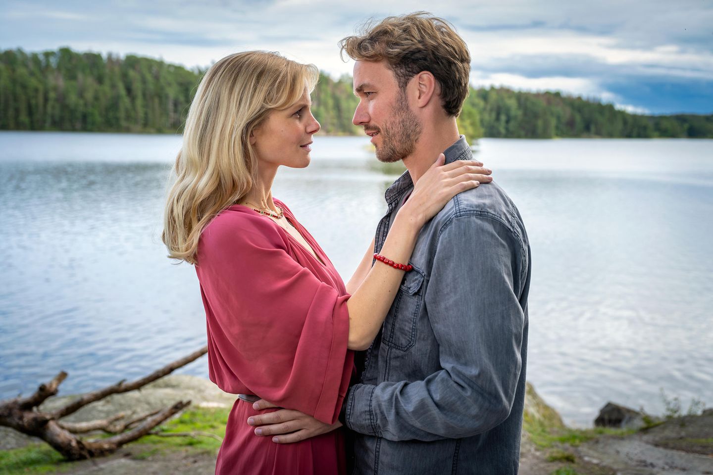 Sinja Dieks und Max Woelky in "Inga Lindström: Schmetterlinge im Bauch"