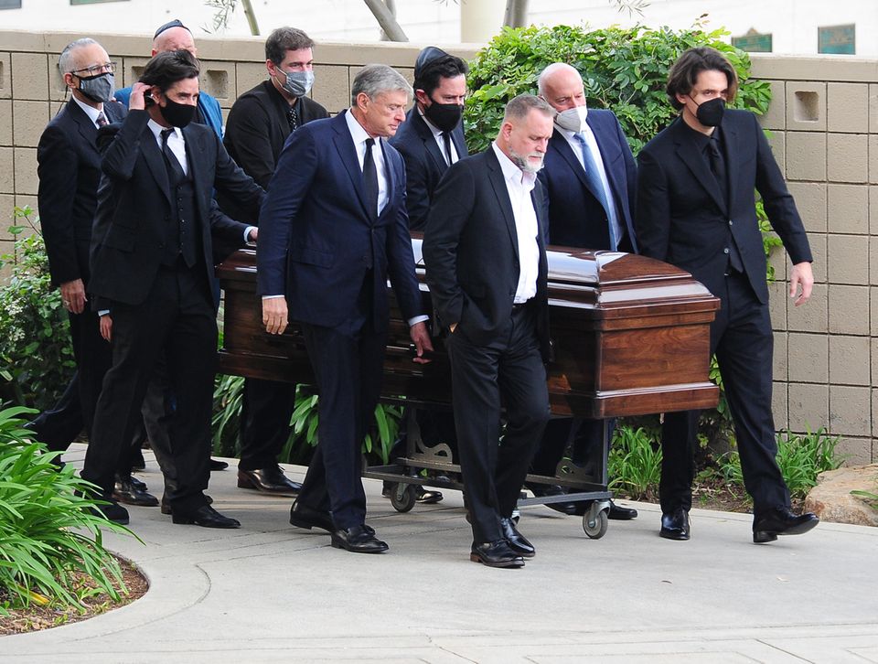 John Stamos, Dave Coulier, John Mayer und Jeff Ross tragen den Sarg von Bob Saget.