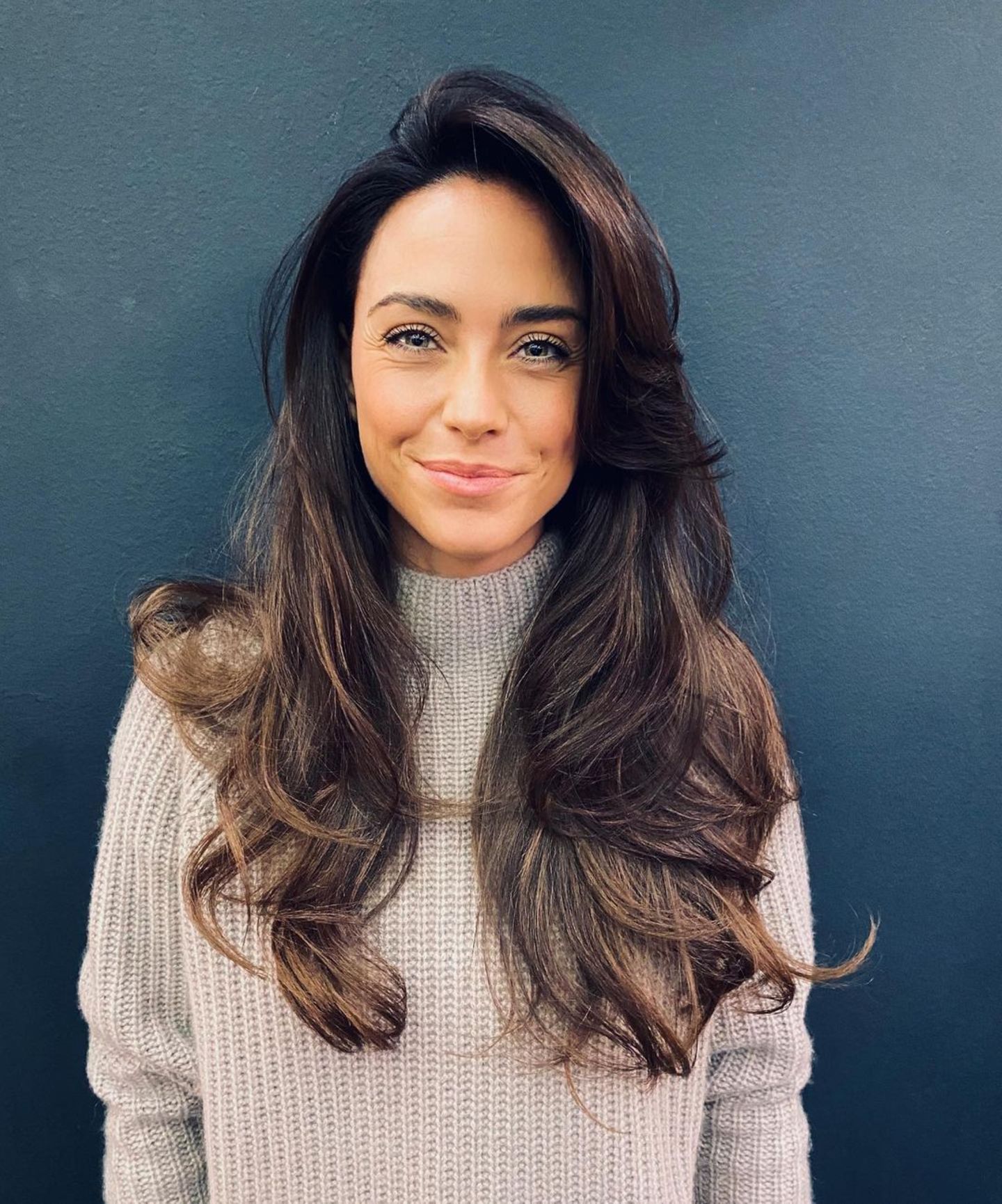 Auch Moderatorin Franca Lehfeldt beginnt das neue Jahr mit dunkleren Haaren. Kurz nach ihrem Friseurbesuch postet Franca dieses Instagramfoto mit sexy Locken und sieht Sophia Thomalla dabei erstaunlich ähnlich.