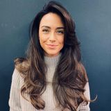 Auch Moderatorin Franca Lehfeldt beginnt das neue Jahr mit dunkleren Haaren. Kurz nach ihrem Friseurbesuch postet Franca dieses Instagramfoto mit sexy Locken und sieht Sophia Thomalla dabei erstaunlich ähnlich.