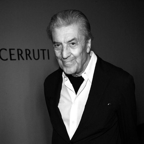 15. Januar 2022: Nino Cerruti (91 Jahre)  Die Modewelt trauert um einen großen Kreativen: Der italienische Designer und Unternehmer Nino Cerruti ist in einem Hospital im Piemont verstorben, wo er wegen einer Hüftoperation eingeliefert worden war. Die Fashion-Legende kleidete viele Hollywood-Stars ein und beschäftigte sogar Giorgio Armani seit den Sechzigern als Designer, bevor der 1975 sein eigenes Luxuslabel gründete.