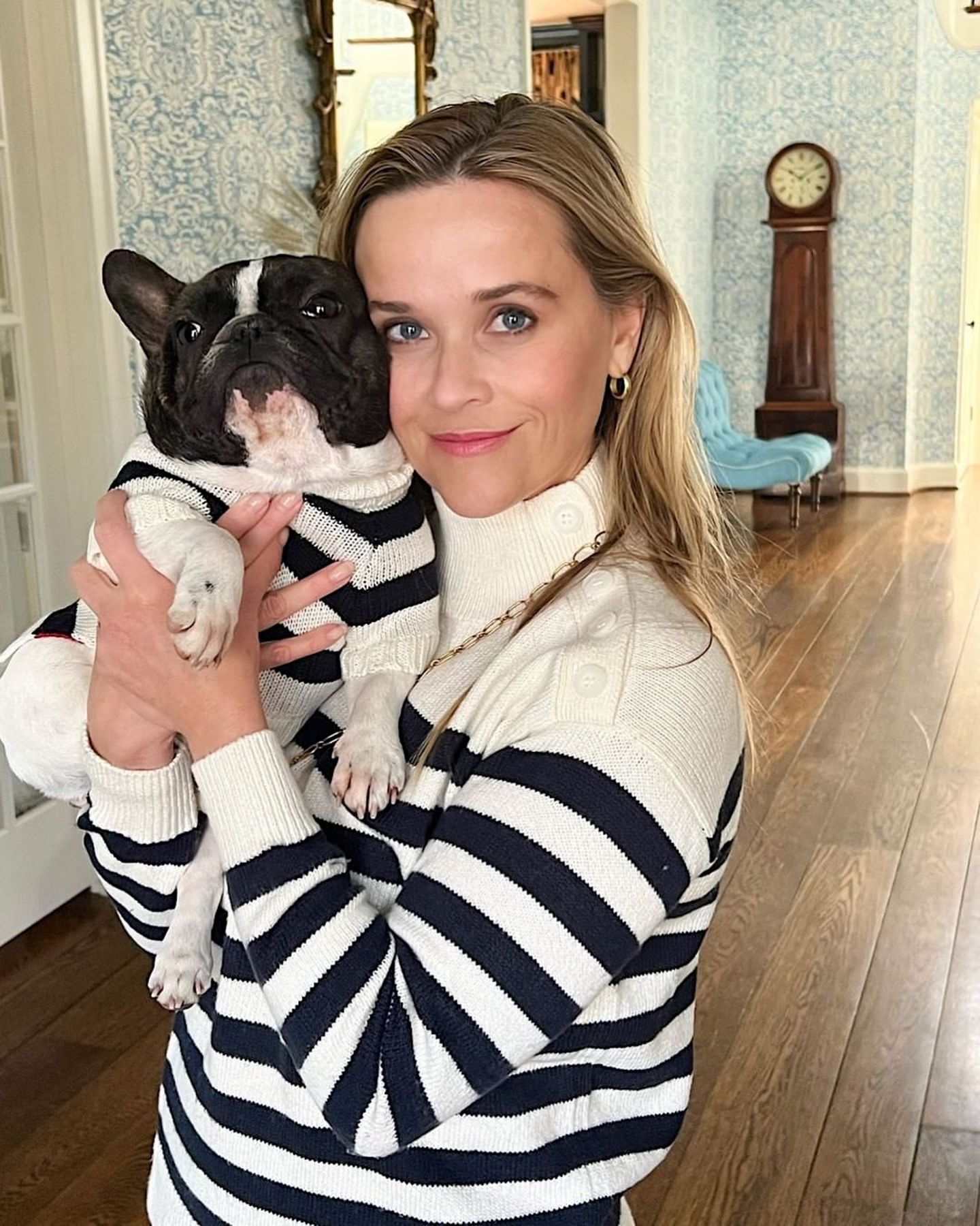 Ganz klar! Reese Witherspoon und ihre Frenchie-Dame Minnie gehören zusammen. Und um das zu unterstreichen, tragen die beiden sogar ihre Strickpullis im schwarz-weiß gestreiften Partnerlooks.