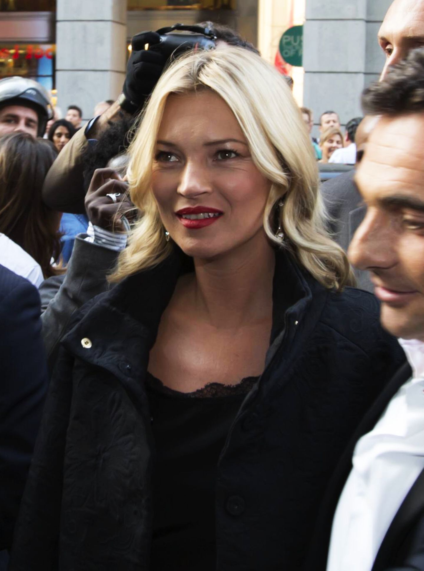 Wo auch immer Supermodel Kate Moss auftaucht, verursacht sie einen Menschenauflauf. Wie hier im September 2012 bei ihrem Besuch der Fashion Week in Mailand. 10 Jahre später zieht sie die Kameras immer noch auf sich.