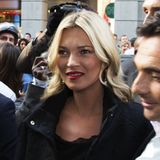 Wo auch immer Supermodel Kate Moss auftaucht, verursacht sie einen Menschenauflauf. Wie hier im September 2012 bei ihrem Besuch der Fashion Week in Mailand. 10 Jahre später zieht sie die Kameras immer noch auf sich.