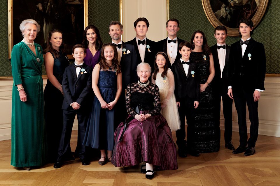 Ein Familienfoto der dänischen Königsfamilie anlässlich des Thronjubiläums der Königin