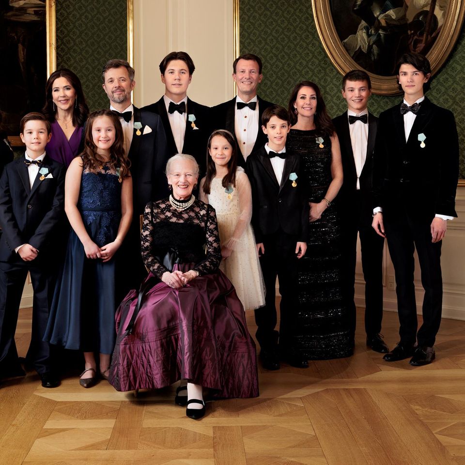 Ein Familienfoto der dänischen Königsfamilie anlässlich des Thronjubiläums der Königin