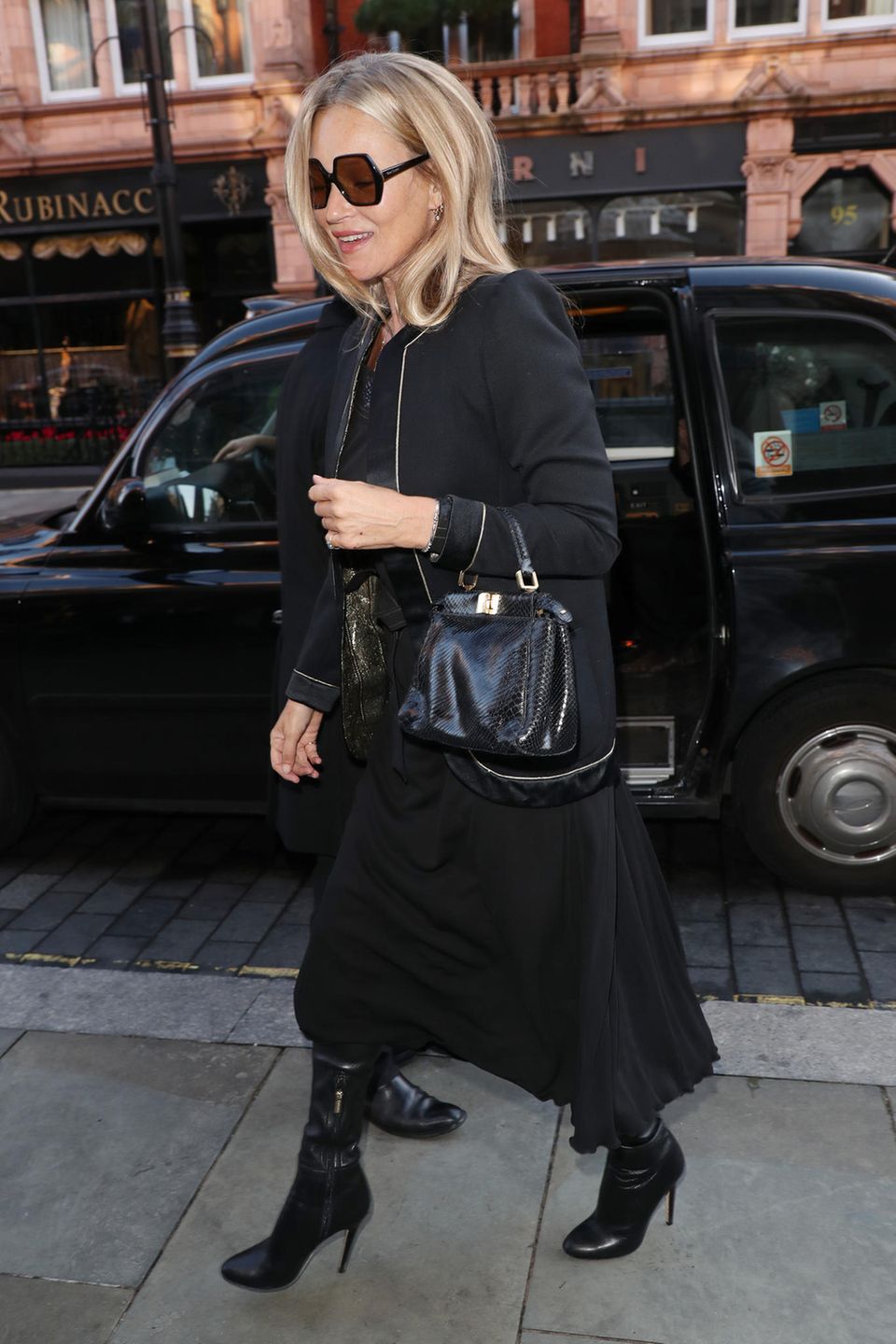 Kate Moss steigt aus einem Taxi in London