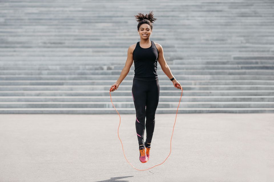Frau springt Seil: Um fit zu bleiben, brauchen Sie nur diese 2 Übungen