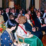1977 besucht Letizias Schwiegermutter Königin Sofia mit ihrem Mann König Juan-Carlos die Bundesrepublik, und beim Empfang auf Schloss Gymnich in Erftstadt bezaubert sie in eben jenem Valentino-Kleid mit smaragdgrünem Satinrock den damaligen Bundespräsidenten Walter Scheel und alle weiteren Gäste. Schönstes Fashion-Recycling royal!