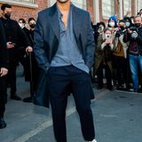 "Emily in Paris"-Star Lucien Laviscount lässt sich Mailand die Fashion-Show von Fendi nicht entgehen