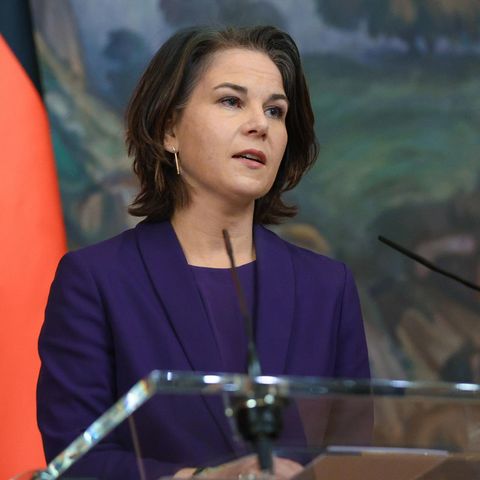 Annalena Baerbock hält eine Rede am Rednerpult
