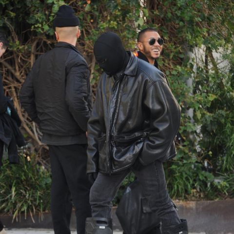 Bei einem Meeting in Los Angeles ist Rapper Kanye West kaum zu erkennen. Zugegeben: Er ist gar nicht zu erkennen. Der Ex-Mann von Kim Kardashian trägt einen komplett schwarzen Look und eine schwarze Maske über dem Gesicht. Kommt Ihnen das irgendwie bekannt vor? Und schon. Kim Kardashian hat auf der Met-Gala 2021 eine ähnliche Maske getragen. Ob Kanye ihr damit irgendetwas sagen will?