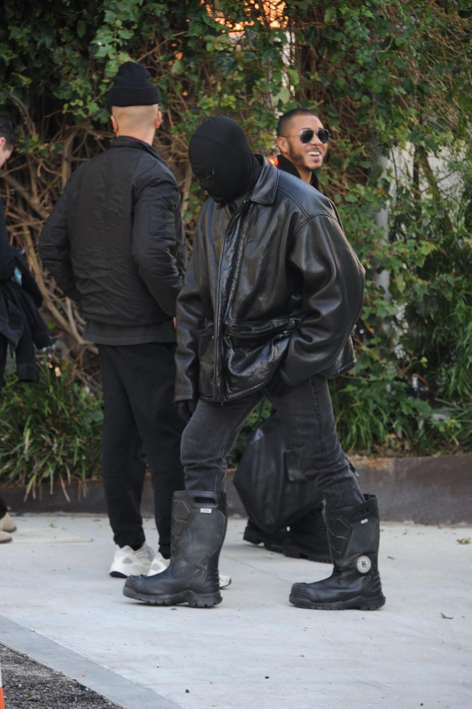 Bei einem Meeting in Los Angeles ist Rapper Kanye West kaum zu erkennen. Zugegeben: Er ist gar nicht zu erkennen. Der Ex-Mann von Kim Kardashian trägt einen komplett schwarzen Look und eine schwarze Maske über dem Gesicht. Kommt Ihnen das irgendwie bekannt vor? Uns schon. Kim Kardashian hat auf der Met-Gala 2021 eine ähnliche Maske getragen. Ob Kanye ihr damit irgendetwas sagen will?