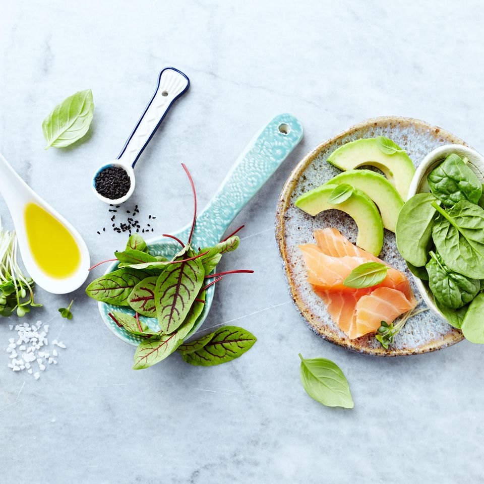 Spinat, Olivenöl, Lachs | Ernährung bei Bluthochdruck: 6 Lebensmittel, die Ihren Blutdruck senken können
