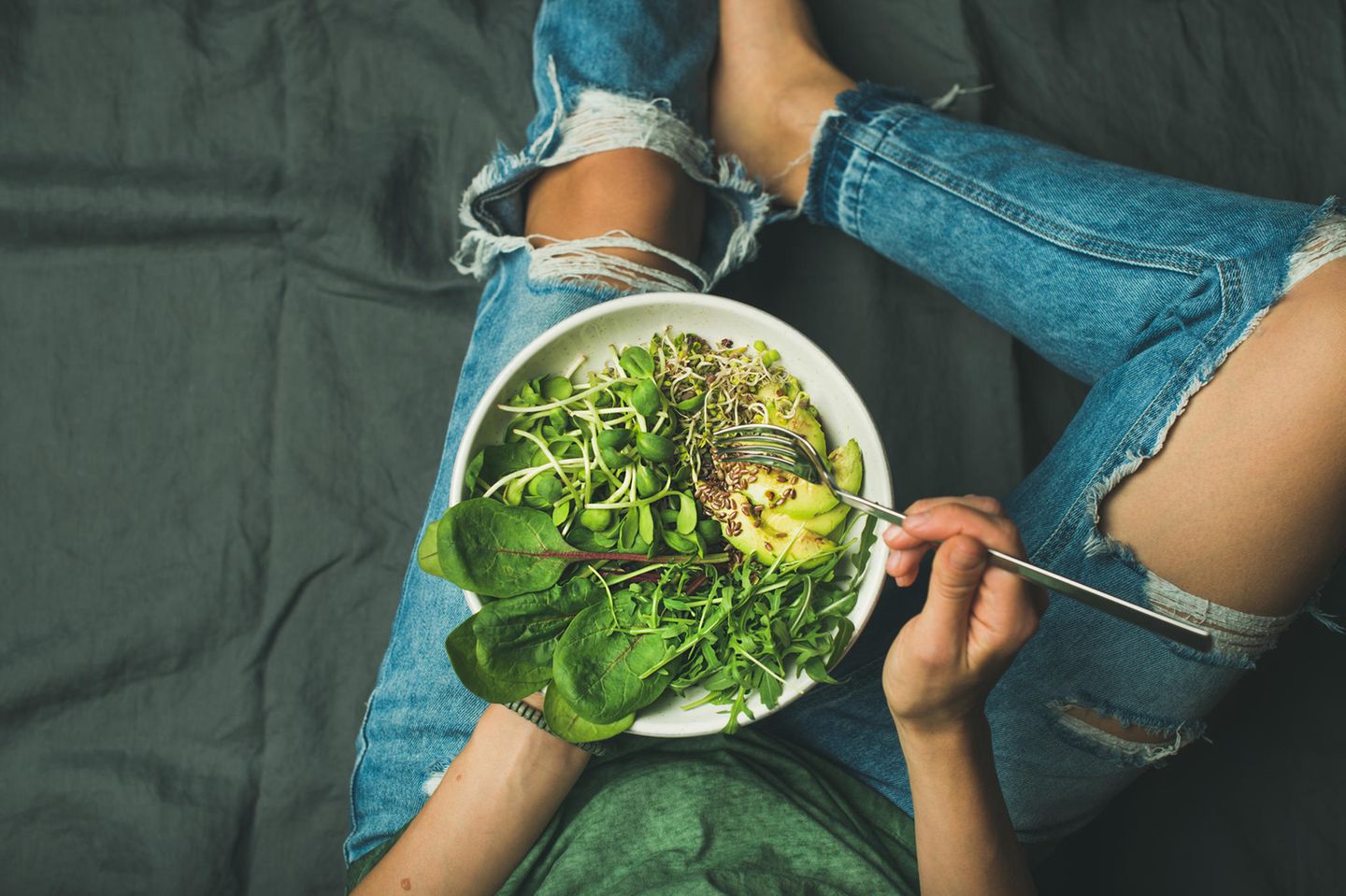 Frau isst Salat: Warum Sie mit veganer Ernährung abnehmen, obwohl Sie nicht weniger Kalorien essen