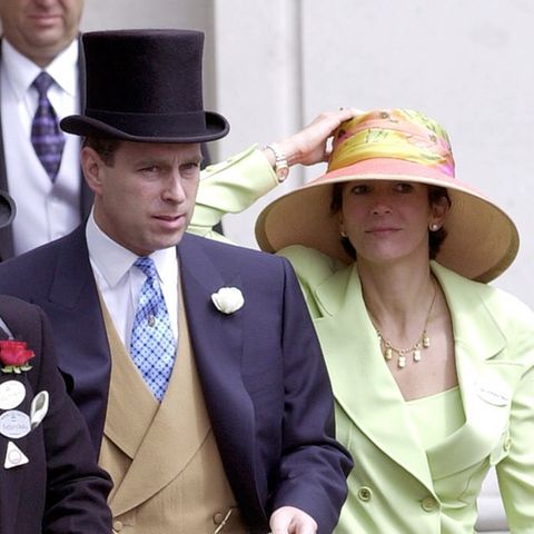 Prinz Andrew (mitte) und  Ghislaine Maxwell am 22. Juni 2000 in Ascot.