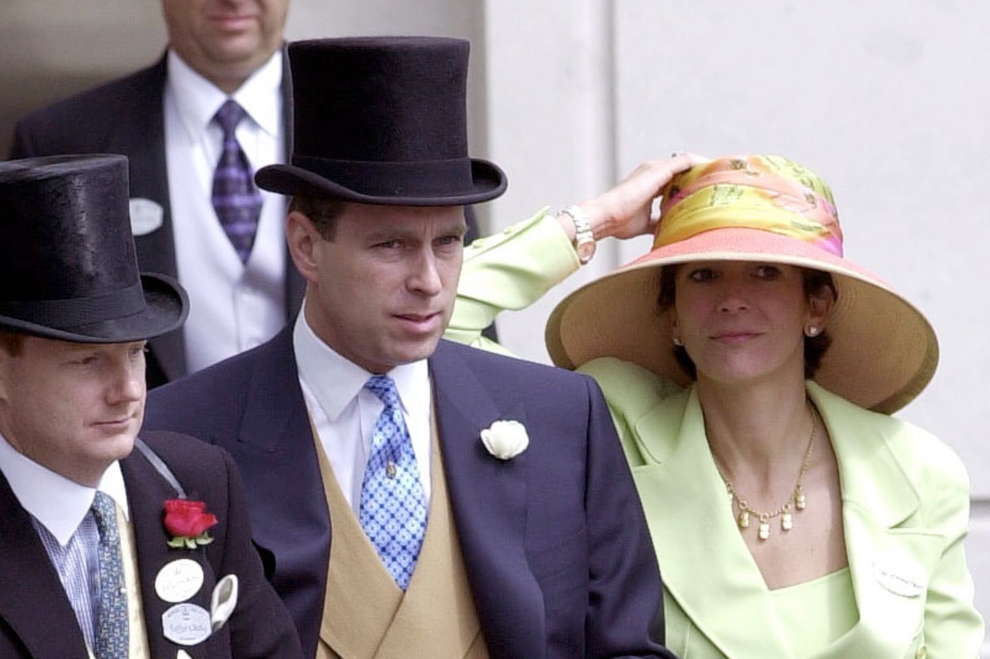 Prinz Andrew (mitte) und  Ghislaine Maxwell am 22. Juni 2000 in Ascot.