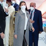 Königin Letizia beweist: Es müssen nicht immer ausgefallene Teile sein, damit ein stylischer und eleganter Look entsteht. Für den Besuch einer Tourismus-Messe in Madrid setzt die Frau von König Felipe auf eine Schwarz-Weiß-Kombination aus Lederhose von Uterqüe, weißem Rollkragenpullover von Boss, schwarzen Pumps von Magrit und wasserabweisendem Schachbrettmuster-Mantel von Mirto. Weniger Farbe, dafür aber mehr Muster- und Material-Mix lautete wohl Letizias Devise.