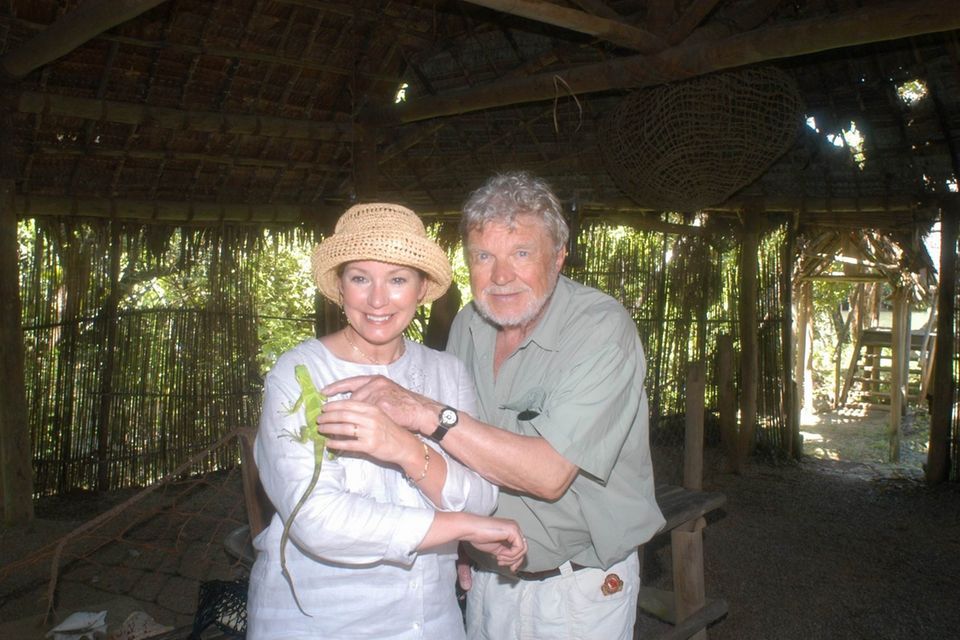 Hardy Krüger und seine Ehefrau Anita Park im Februar 2004 während eines Urlaubs in der Südsee.