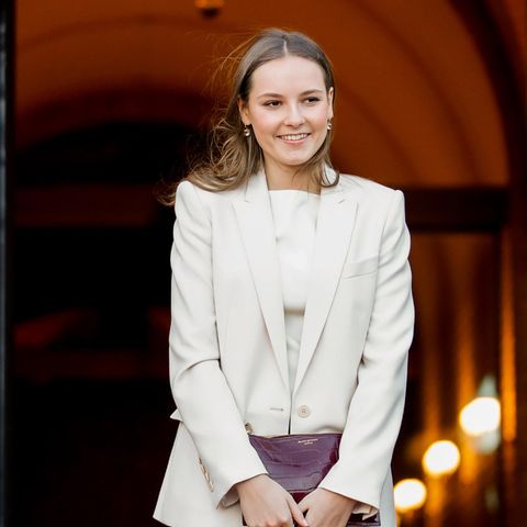 Prinzessin Ingrid Alexandra von Norwegen lächelt in die Kameras